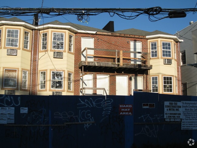 Building Photo - 402-422 Shepherd Ave