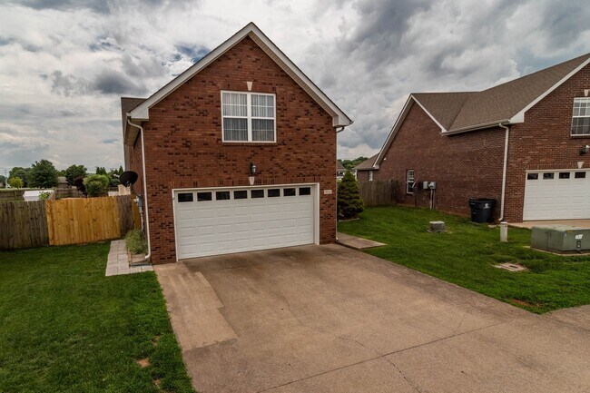 Building Photo - Three Bedroom with Bonus!