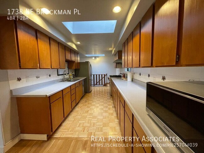 Building Photo - Pet Friendly! 4 Bed. 2 Bath, w/attached ga...