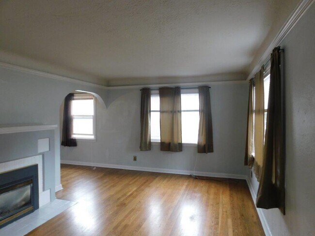 Foto del edificio - Two Story Single Family House with 2.5 Car Garage