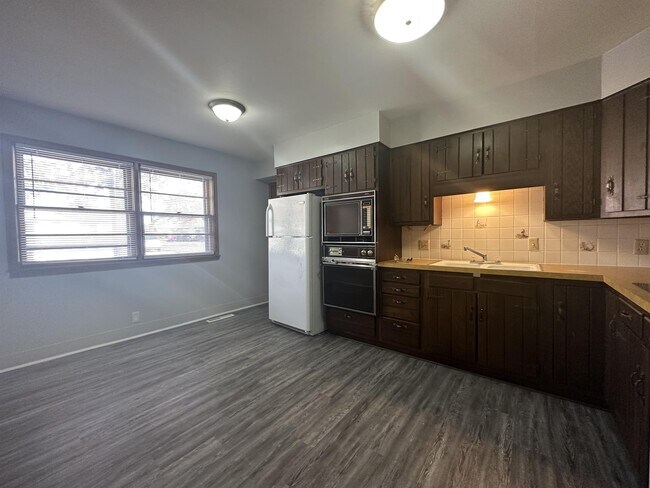 Building Photo - 3003 E Funston St