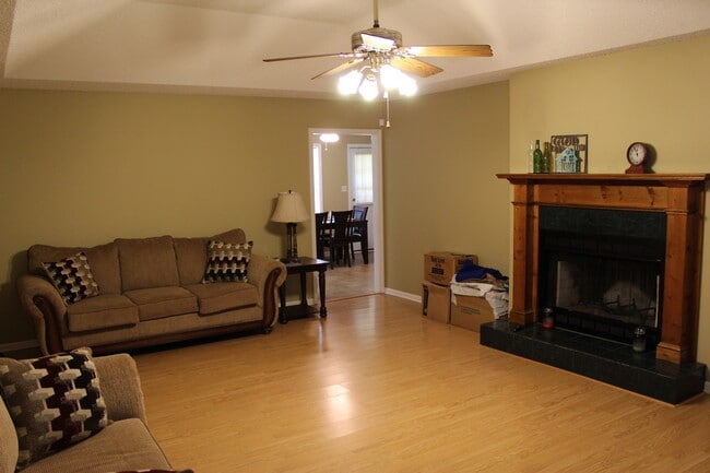Foto del edificio - Exquisite 3BR/2BA Home Minutes from Moody AFB with Luxurious Features!