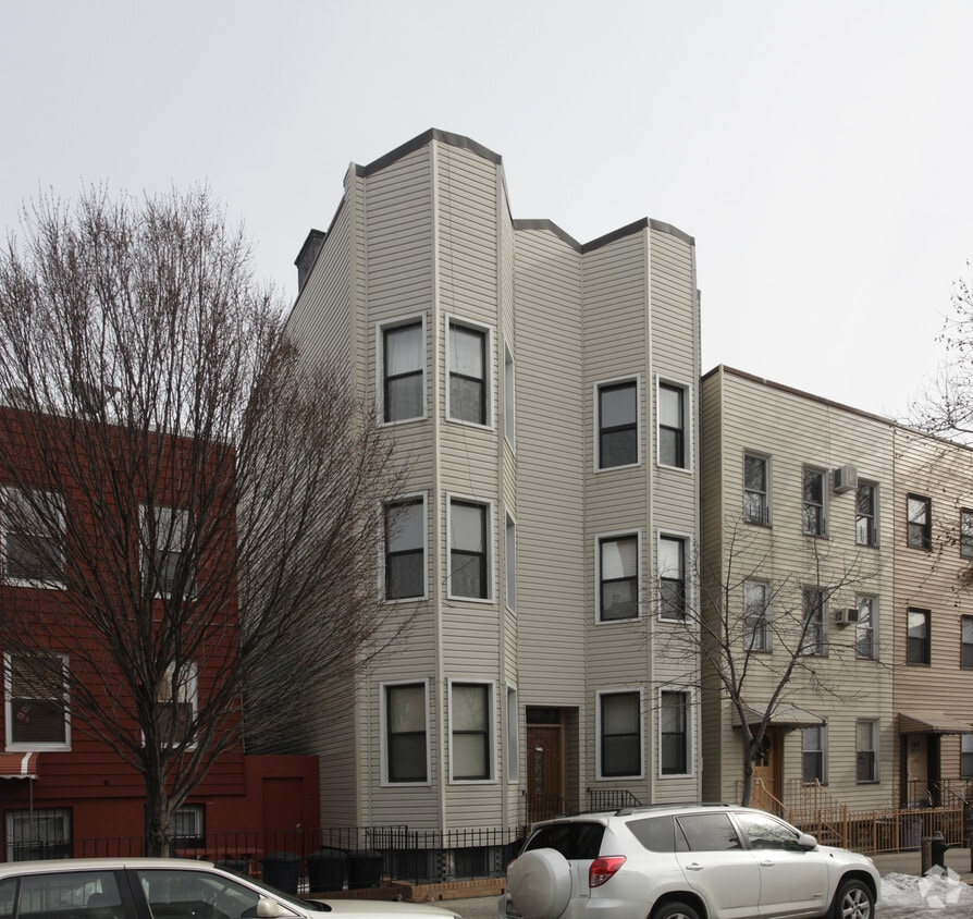 Primary Photo - 704 Leonard St