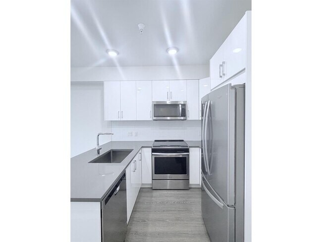 Photo du bâtiment - 15351-15101 101 Ave