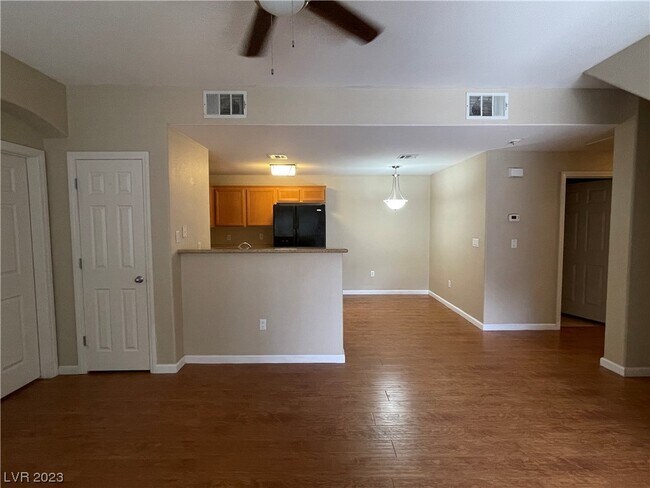 Foto del edificio - 7701 W Robindale Rd