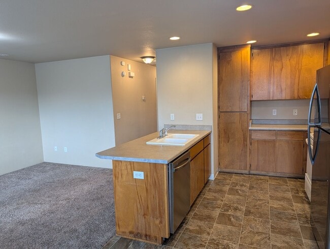 Building Photo - Clean and Upstairs 2 Bed, 2 Bath Apartment in East Medford – Juniper Ridge