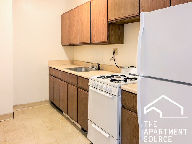 Building Photo - 540 W Briar Pl