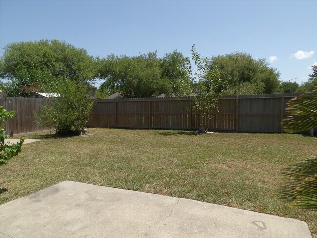 Building Photo - 5914 Red River Dr