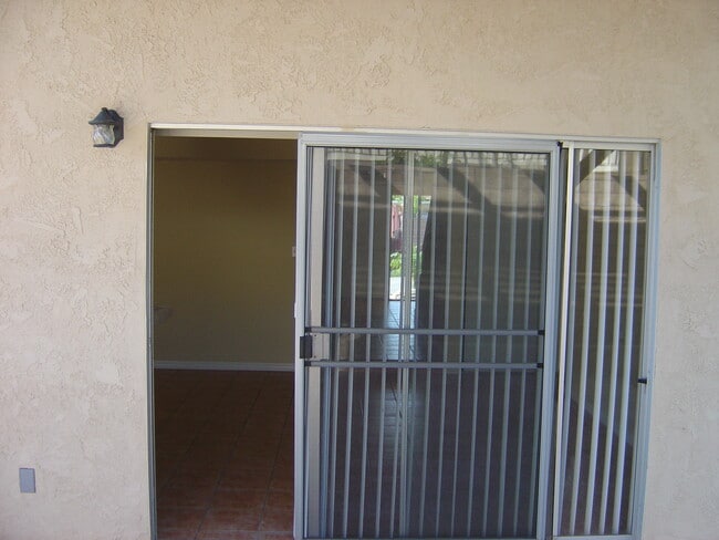 Building Photo - 407 Leavens Ct