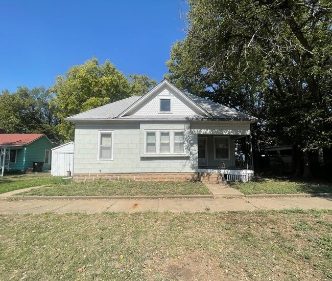 Building Photo - Charming 1.5-Story Home available for RENT...