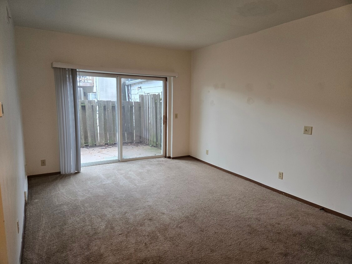 Building Photo - 106 W Maes Ave