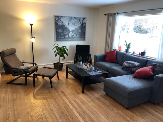 living room - 891 S Taft St