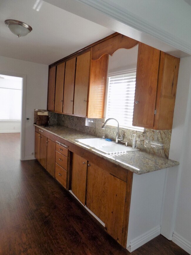 Building Photo - Large 4BD-2BA House in North Long Beach fo...