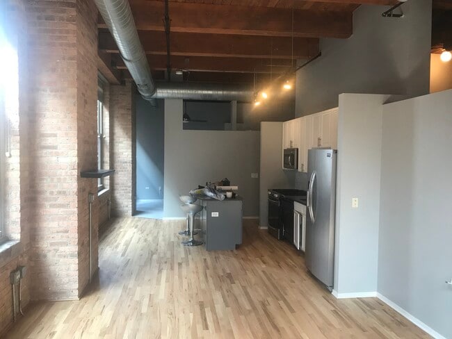 Open floor plan - 1500 W Monroe St