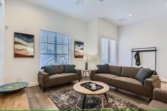 Building Photo - 1528 Chestnut St