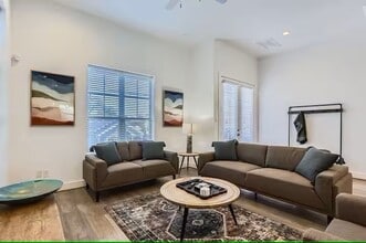 Building Photo - 1528 Chestnut St