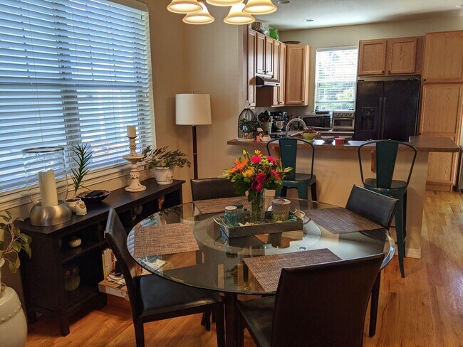 Building Photo - Warm & Inviting 2 BD/2.5 BA Duplex, Conven...
