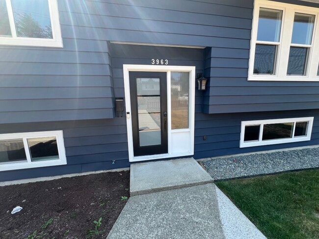 Building Photo - 3963 Macisaac Dr