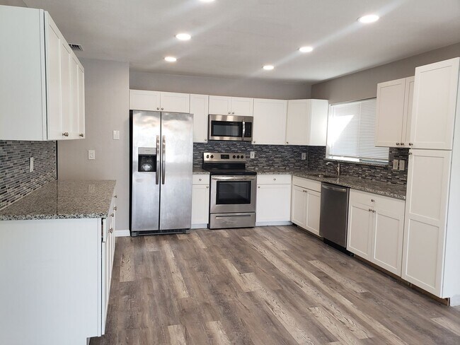 Foto del edificio - Annual Rental: Fully Remodeled! Charming Single-family Home with Single car garage