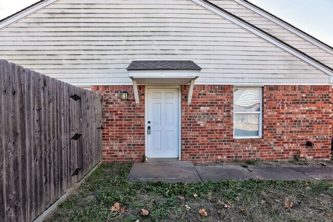 Foto del edificio - Beautiful 3BD/2BTH Duplex in Norman!