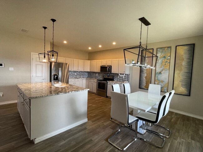 Building Photo - Executive 3 Bedroom Home on Golf Course