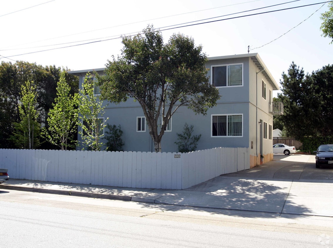 Building Photo - 805 Rollins Rd