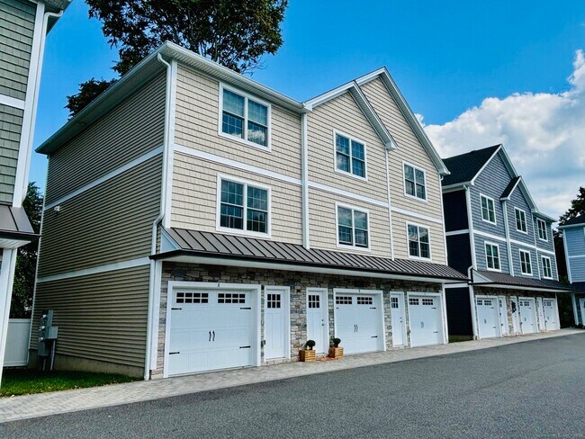 Building Photo - 326 Meadowside Rd