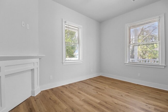 Building Photo - 826 W Victory Dr