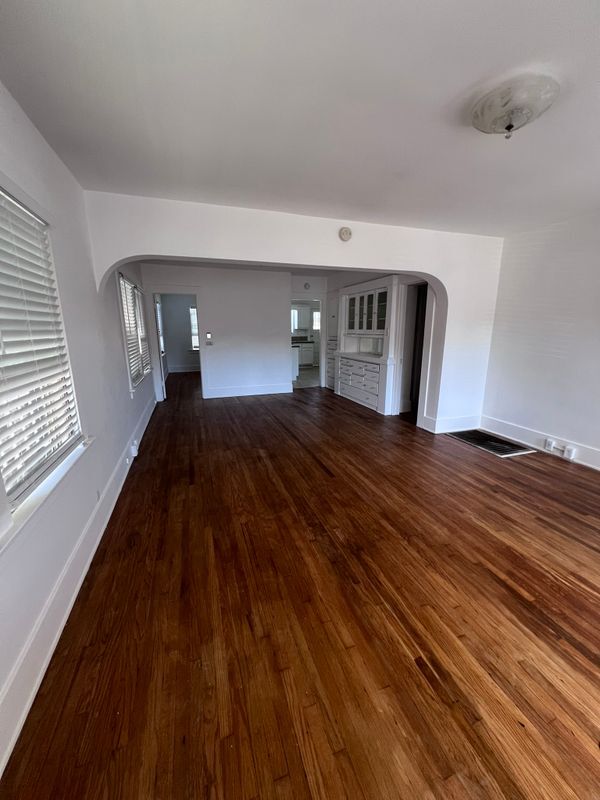 Foto del edificio - 415 W 8th St