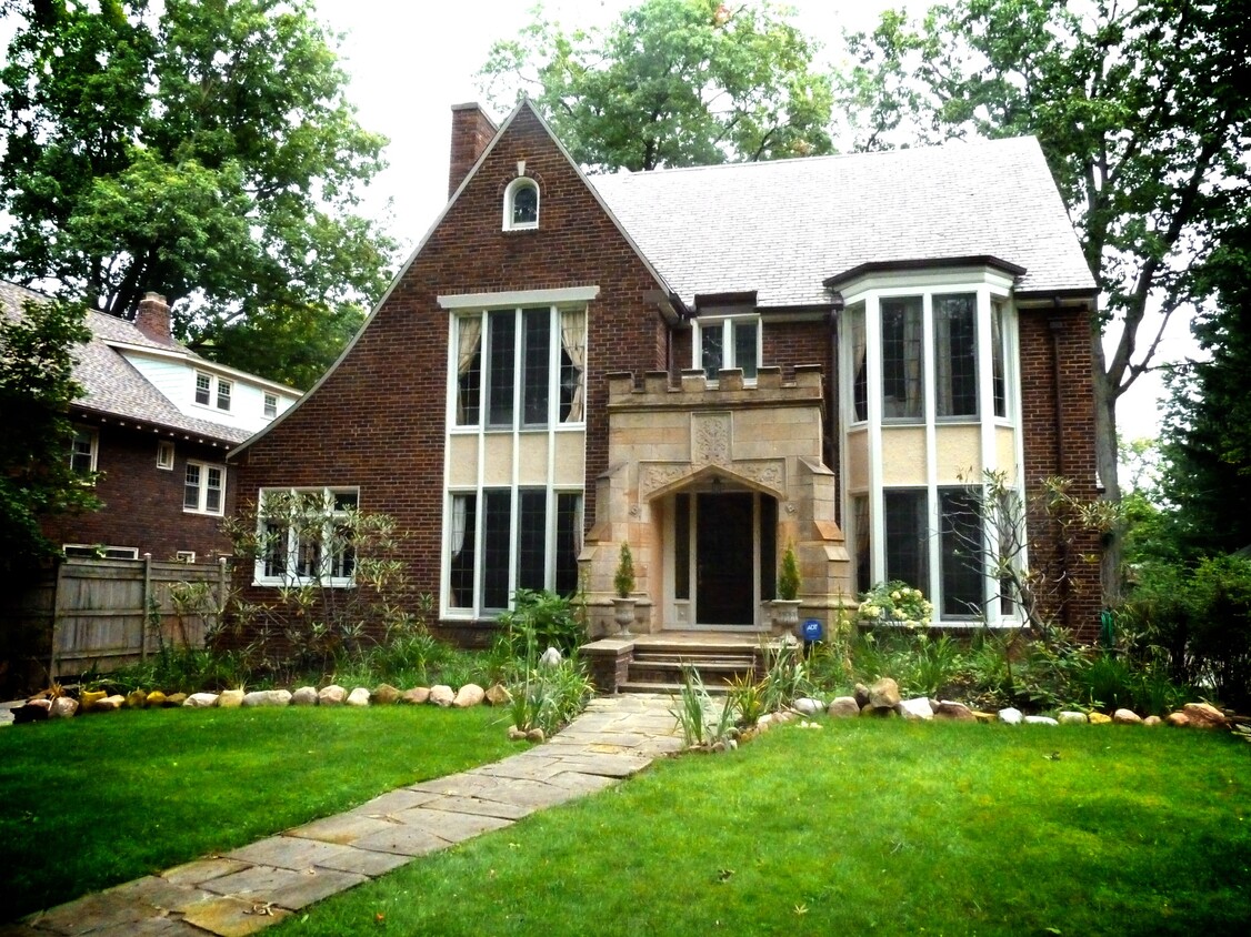 Main House Apartment rear - 2925 Washington Blvd