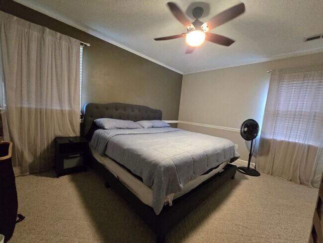 Foto del edificio - 3 Bed, 2 Bath Brick Ranch on Corner Lot on...