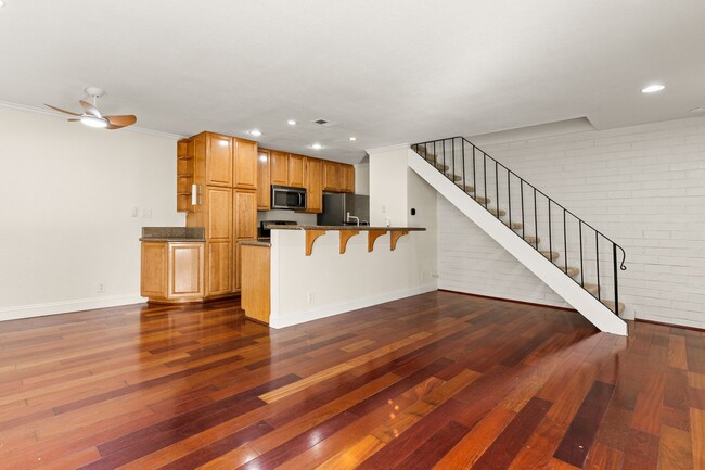 Building Photo - Pleasanton 2BD Townhouse w/ Granite Kitchen, Plank Floors, Community Amenities & Top Schools