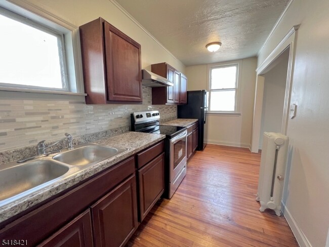 Building Photo - 81 Monroe Pl