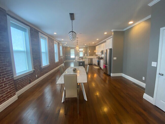 Building Photo - 4 Bedroom Single Family Home in Saint Louis