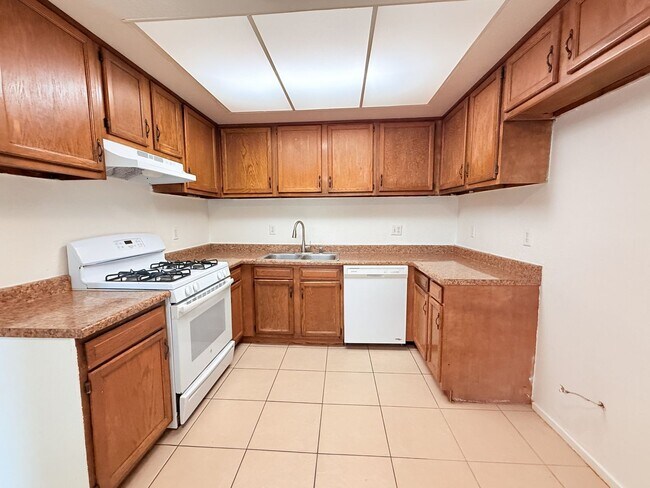 Building Photo - AVAILBLE NOW!! 2 Bed 1 Bath Apartment in C...