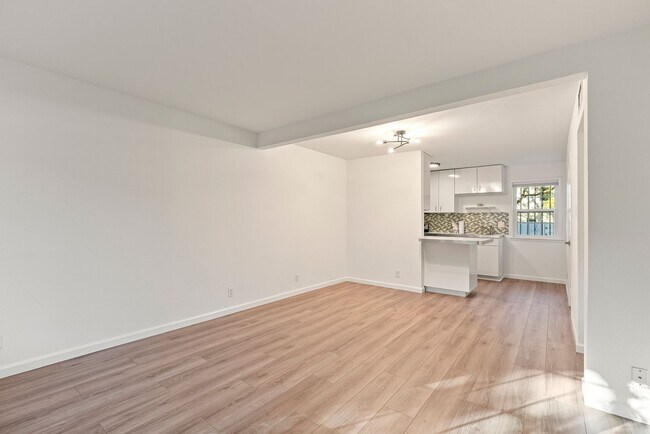 Building Photo - Beautiful 2 bedroom, 1 bathroom Condo in Bouldin Creek!!!