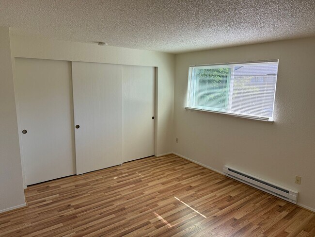 Building Photo - 1 Bedroom 1 Bath Upper Unit Small Pet OK/W...