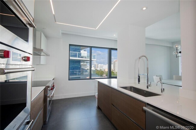 Building Photo - 6101 Aqua Ave