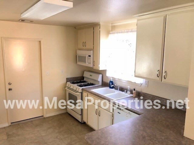 Building Photo - 3 Bedroom 2 Bathroom Home in Hesperia