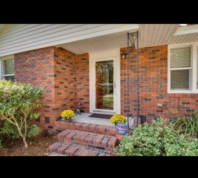 Building Photo - 721 W Sherwood Dr