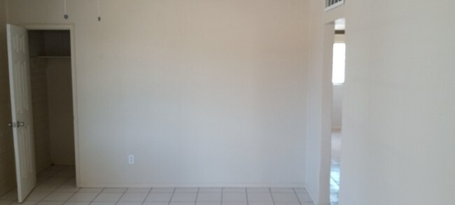 Building Photo - 3018 E Norton Vista