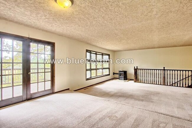 Building Photo - 2 Acres, 2 Decks, 2 Kitchens, Large 3 Bed,...