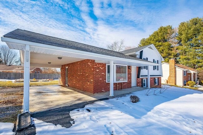Building Photo - 1105 Golfview Dr