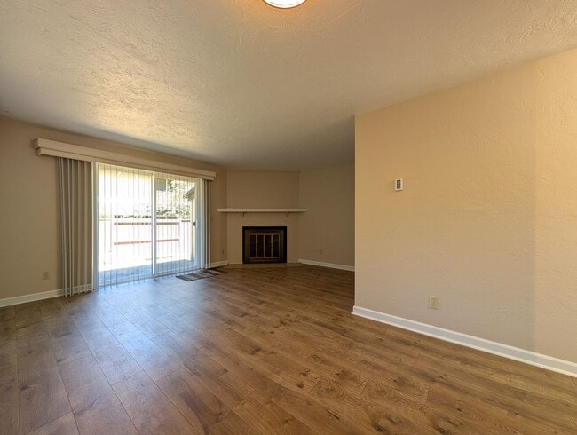 Building Photo - Nice 2 bed/1.5 bath condo in West Eugene