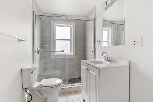 Foto del edificio - Davis Sq. Location, In-Unit Washer and Dry...