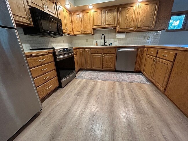 Building Photo - 920 Rosewood Dr