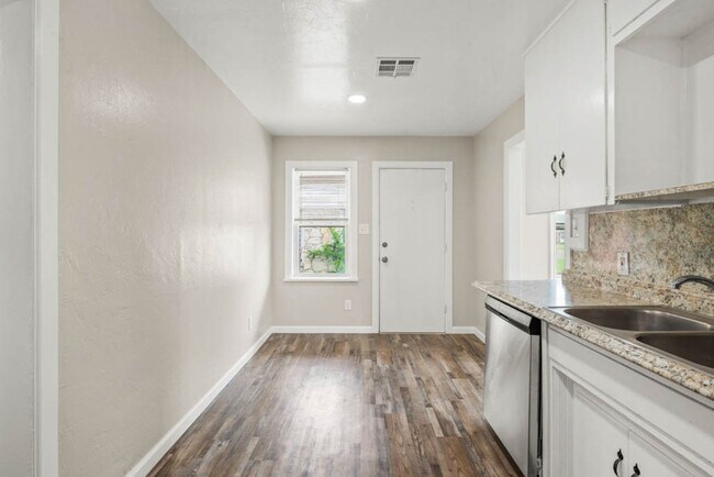 Building Photo - Babb Dr Duplex