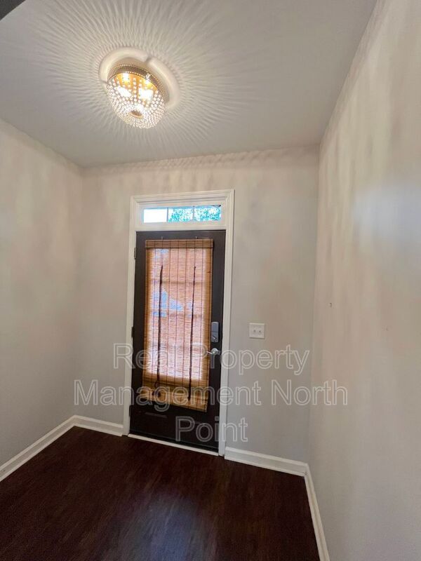 Foto del edificio - 2048 Lakeshore Overlook Dr