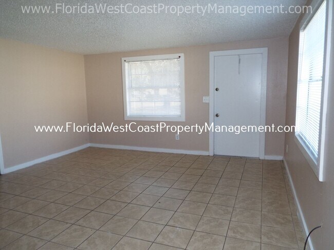 Foto del edificio - SUPER LOCATION! EAST MANATEE/ 3 BED/1 BATH...