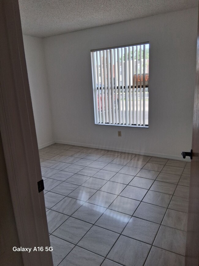 Building Photo - 2025 Caribbean Dr S
